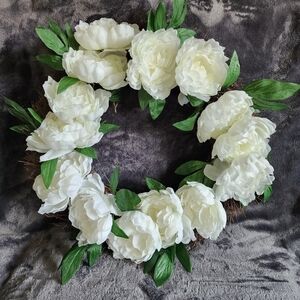 NWT exclusive spring summer white Peony Floral Wreath, 20"